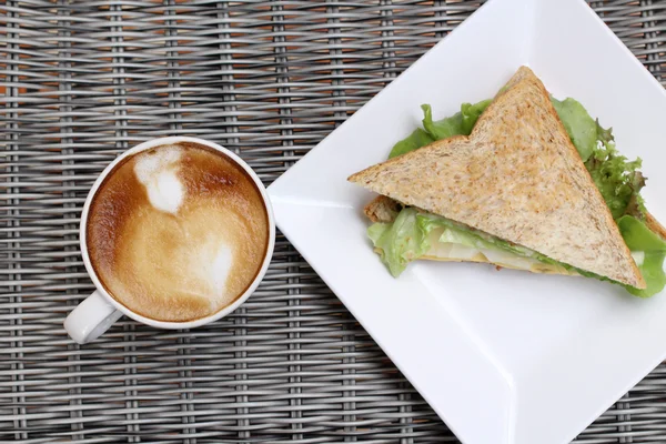 Club sandviç latte kahve ile — Stok fotoğraf