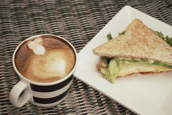 Sándwich de club con café con leche — Foto de Stock