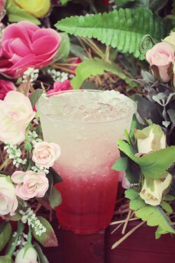 Vintage Güllü çilek içecek