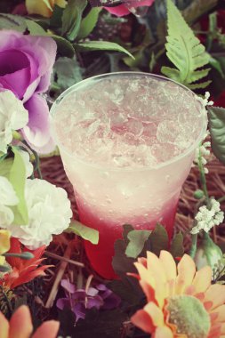 Vintage Güllü çilek içecek