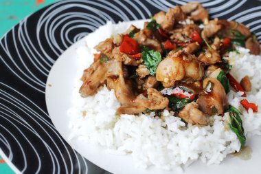 Pirinç kızarmış fesleğen ile tepesinde