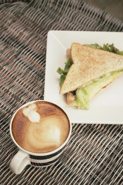 Sándwich de club con café con leche —  Fotos de Stock