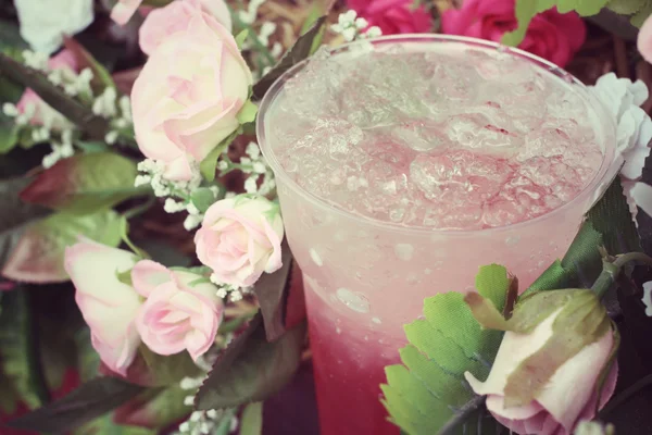 Strawberry drink with vintage roses — Stock Photo, Image