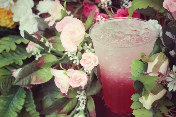 Strawberry drink with vintage roses — Stock Photo, Image