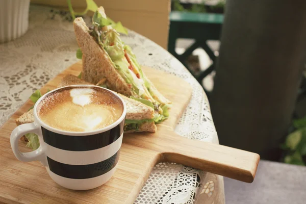 Club-Sandwich mit Latte-Kaffee — Stockfoto
