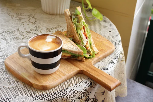 Sanduíche de clube com café com leite — Fotografia de Stock