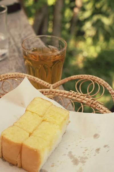 Toast brood met hete thee — Stockfoto