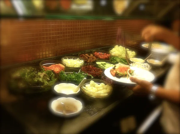 Desfocado de salada buffet no restaurante — Fotografia de Stock
