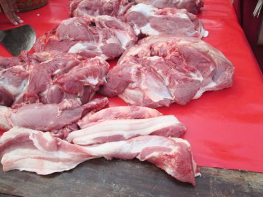 pişmemiş domuz eti