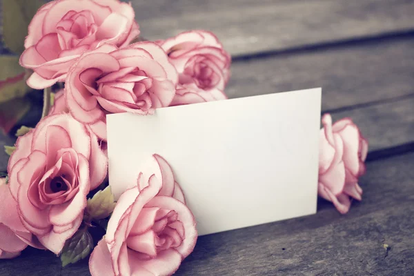 Tarjeta en blanco con rosas —  Fotos de Stock