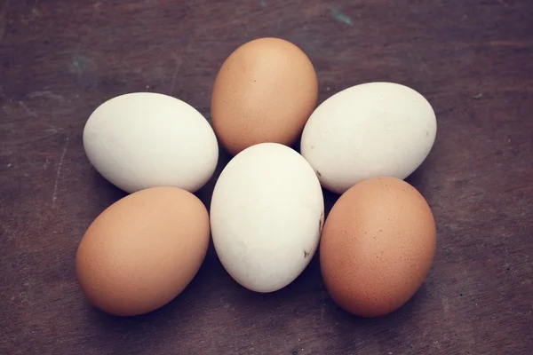 Huevos en la madera — Foto de Stock