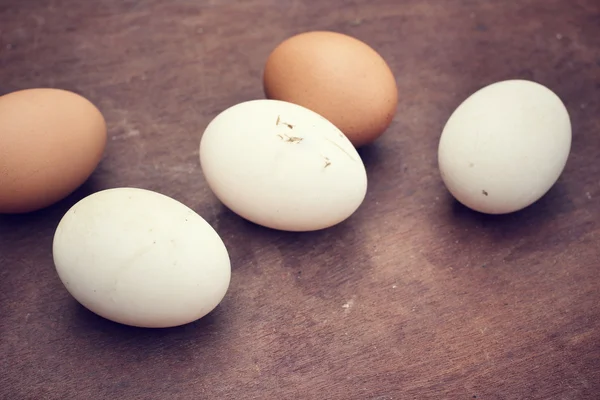 Huevos en la madera — Foto de Stock