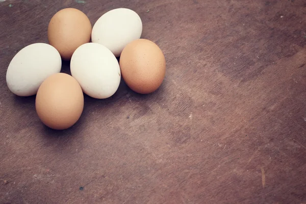 Eieren op het hout — Stockfoto