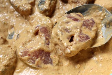 Köri Hindistan cevizi sütü ve balık tadını