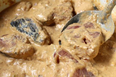 Köri Hindistan cevizi sütü ve balık tadını