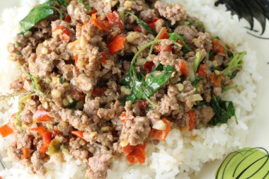 pilav kızarmış domuz eti ve fesleğen ile tepesinde