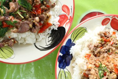 pilav kızarmış domuz eti ve fesleğen ile tepesinde