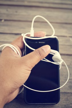 kulaklık ile akıllı telefon