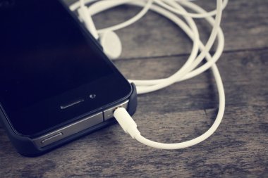 kulaklık ile akıllı telefon