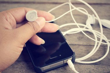 kulaklık ile akıllı telefon