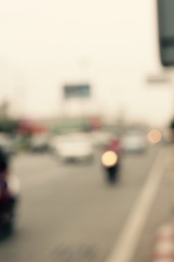 Yoldaki araba bulanık.