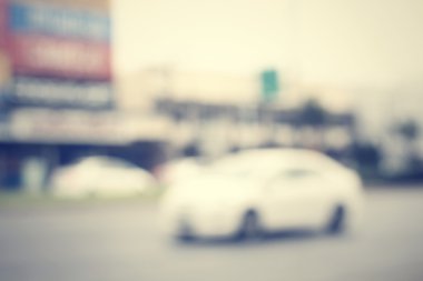 Yoldaki araba bulanık.