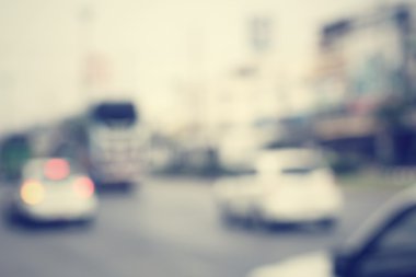 Yoldaki araba bulanık.