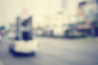 Yoldaki araba bulanık.