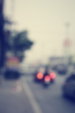 Yoldaki araba bulanık.