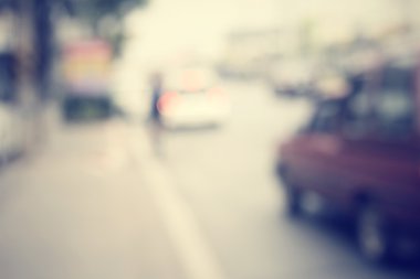 Yoldaki araba bulanık.