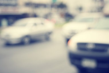 Yoldaki araba bulanık.