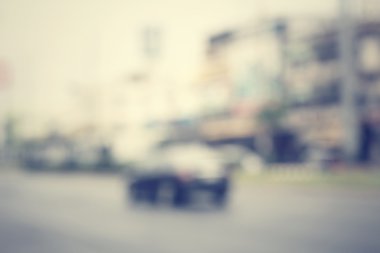 Yoldaki araba bulanık.