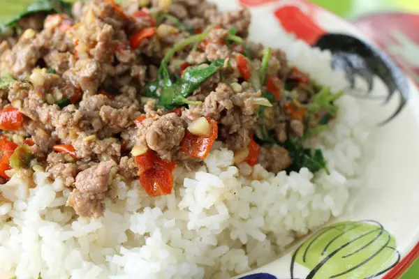 Arroz cubierto con cerdo frito y albahaca —  Fotos de Stock