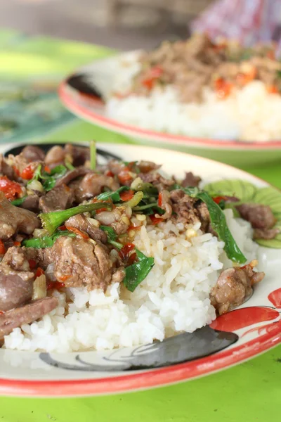 Nasi ditaburi dengan daging babi goreng dan kemangi — Stok Foto