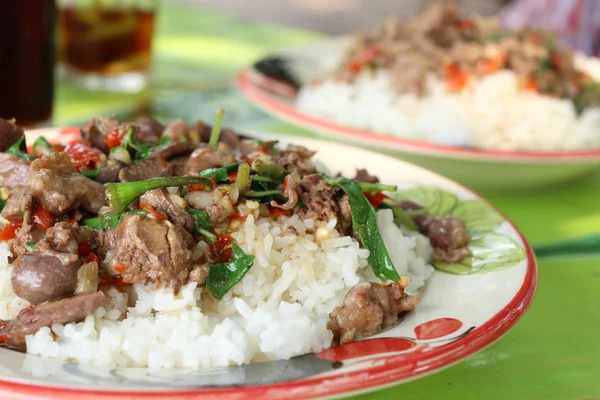 Nasi ditaburi dengan daging babi goreng dan kemangi — Stok Foto