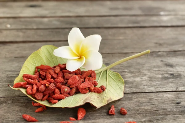 Goji meyveleri ahşap arka plan üzerinde kurutulmuş
