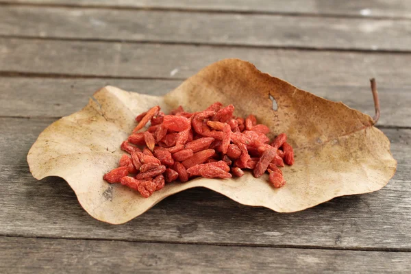 Getrocknete Goji-Beeren auf Holz-Hintergrund — Stockfoto