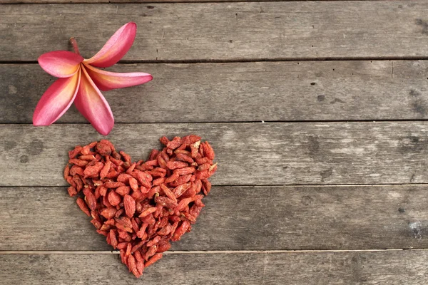 Kalp kurutulmuş Goji kurutulmuş goji meyveleri kalbinde çilek — Stok fotoğraf