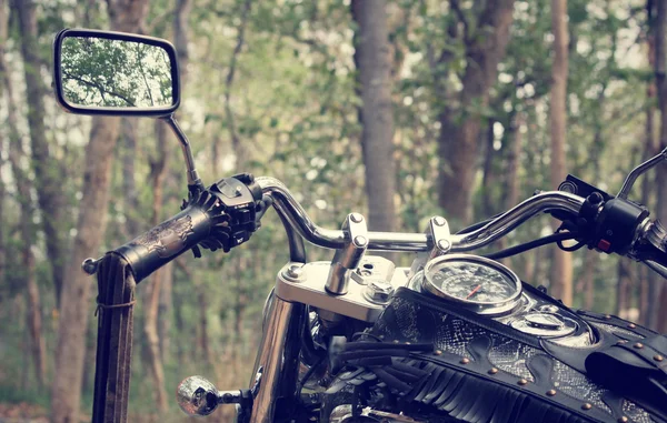 Motocicleta com floresta — Fotografia de Stock