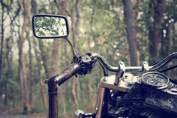 Motocicleta com floresta — Fotografia de Stock
