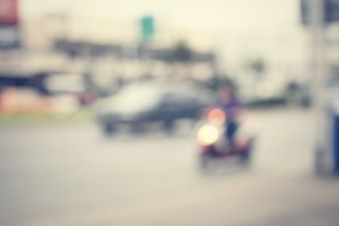 Yoldaki araba bulanık.