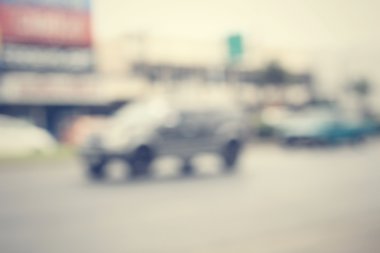 Yoldaki araba bulanık.