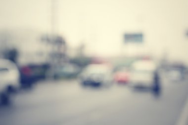 Yoldaki araba bulanık.