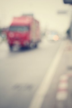 Yoldaki araba bulanık.