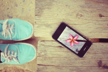 Selfie spor ayakkabı ile akıllı telefon