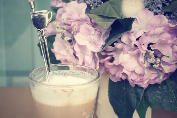 Latte koffie met rozen — Stockfoto