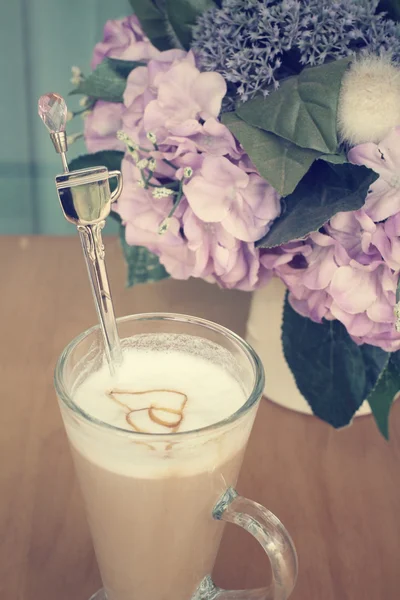 Latte koffie met rozen — Stockfoto