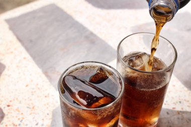 Buzlu bir bardak kola.