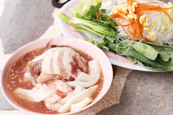 Маринована стручкова свинина з овочами для сусіякі — стокове фото