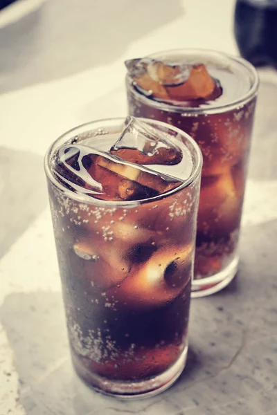 Glas Cola mit Eiswürfeln — Stockfoto